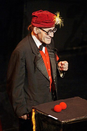 En arrière Toute spectacle pour enfant de Nino Montalto